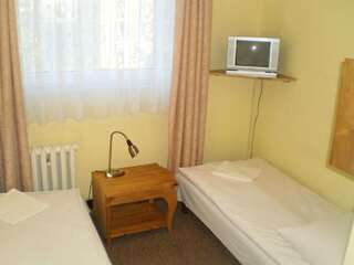 Апарт-отели Dom Turysty Sanok Санок Двухместный номер с 2 отдельными кроватями и собственной ванной комнатой-1