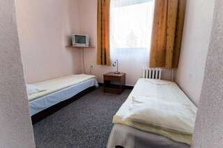 Апарт-отели Dom Turysty Sanok Санок Двухместный номер с 2 отдельными кроватями и собственной ванной комнатой-2