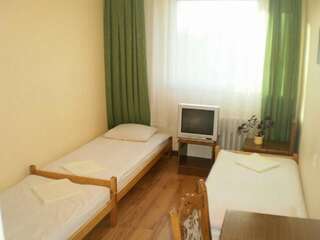 Апарт-отели Dom Turysty Sanok Санок Двухместный номер с 2 отдельными кроватями и собственной ванной комнатой-4