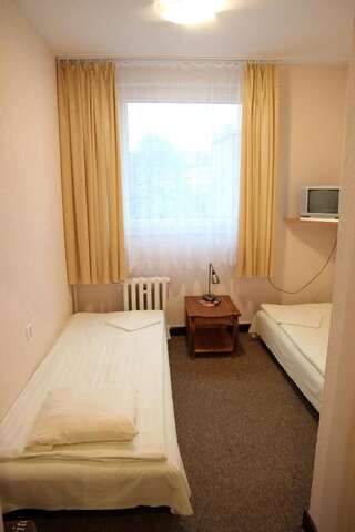 Апарт-отели Dom Turysty Sanok Санок Двухместный номер с 2 отдельными кроватями и собственной ванной комнатой-5