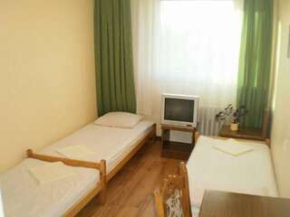 Апарт-отели Dom Turysty Sanok Санок Двухместный номер с 2 отдельными кроватями и собственной ванной комнатой-8